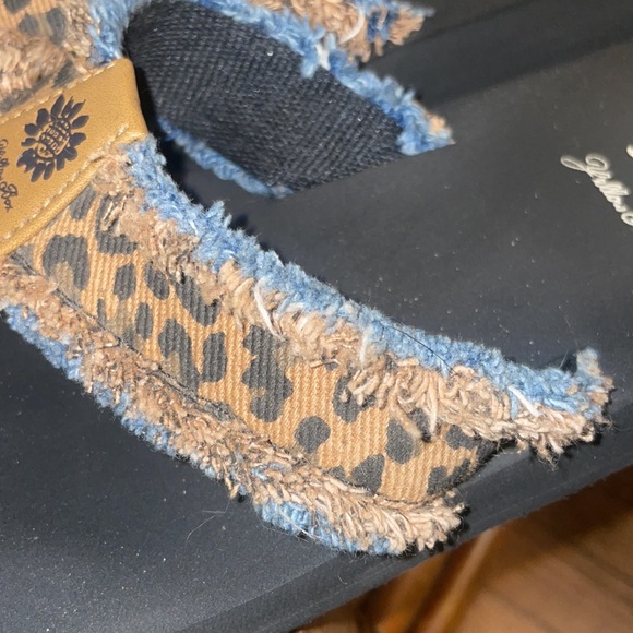 Yellow box - Picture 4 of 6